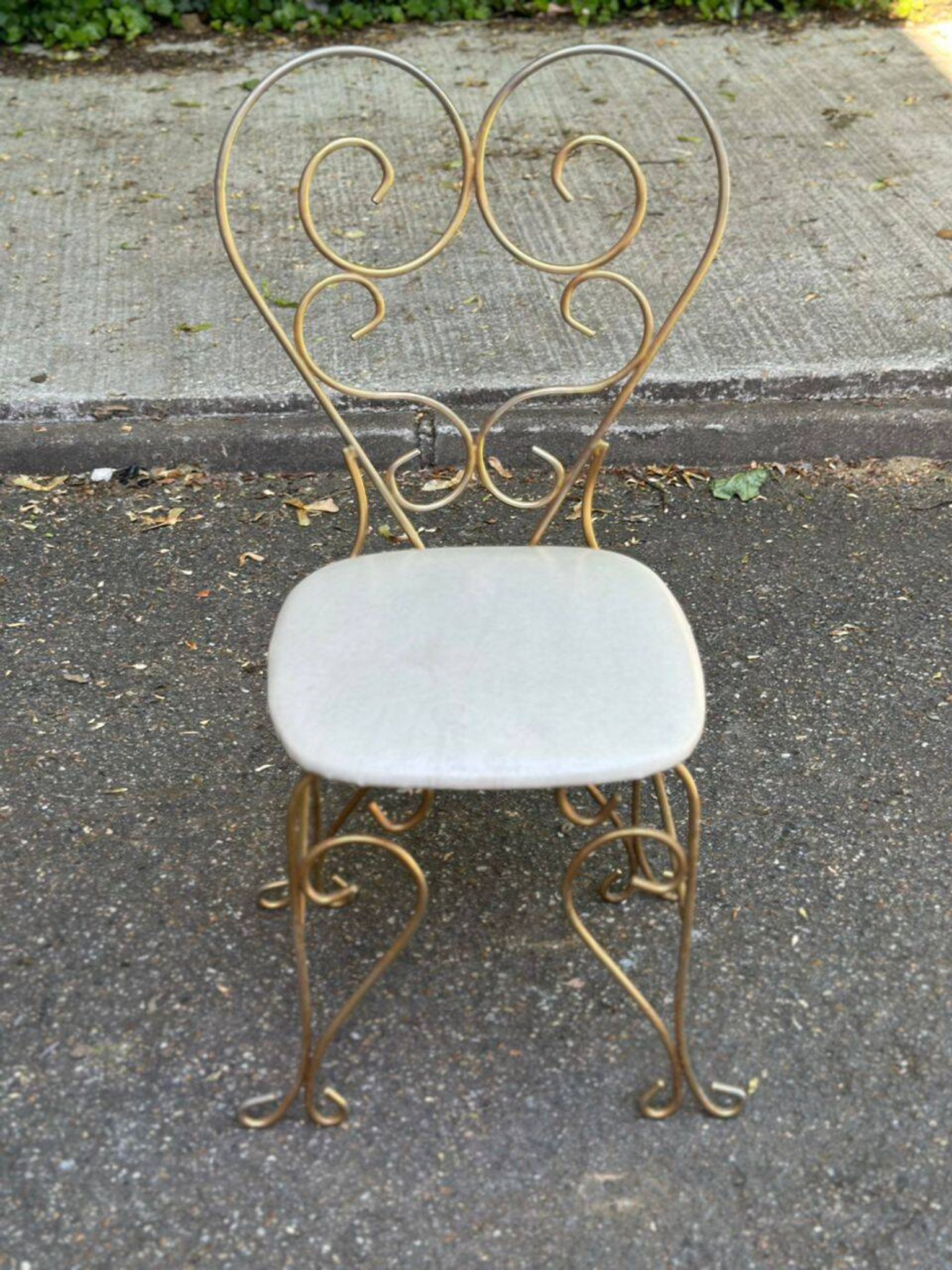 Vintage heart chair from the 1950s Hollywood Regency in gold metal.