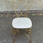 Vintage heart chair from the 1950s Hollywood Regency in gold metal.