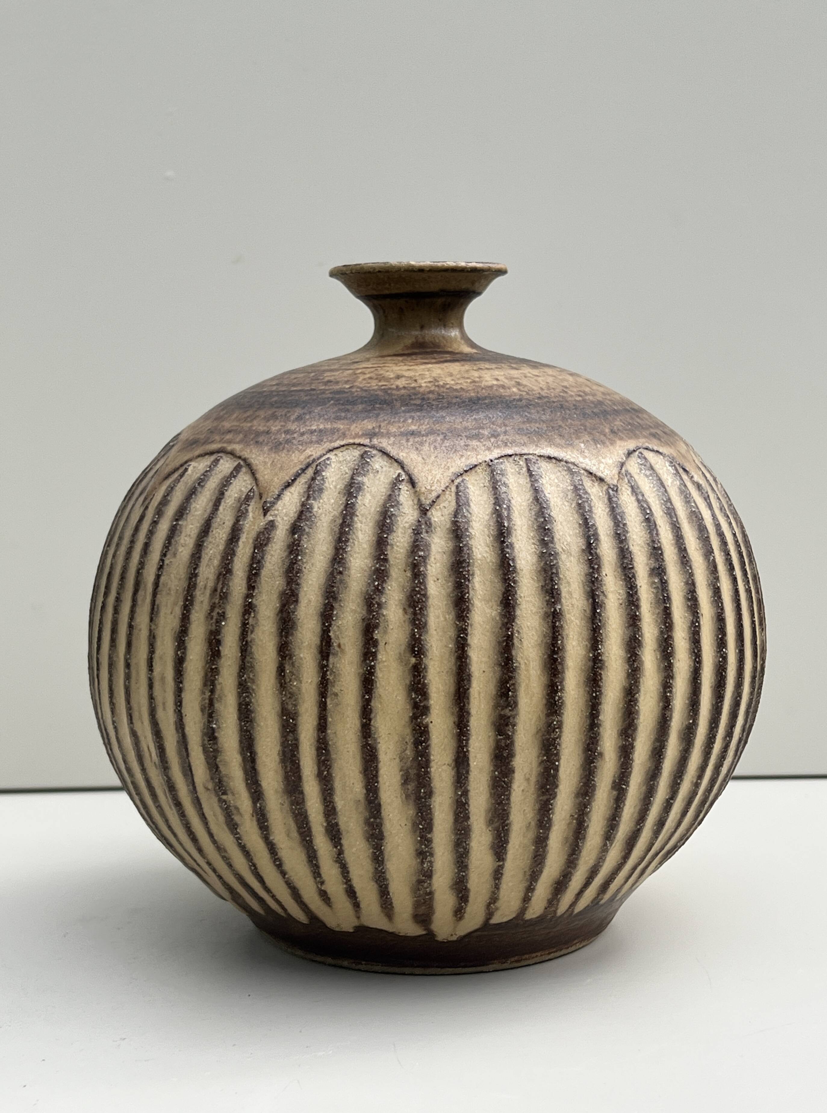 Grand vase en  céramique grès chamotté & sculpté, 1970