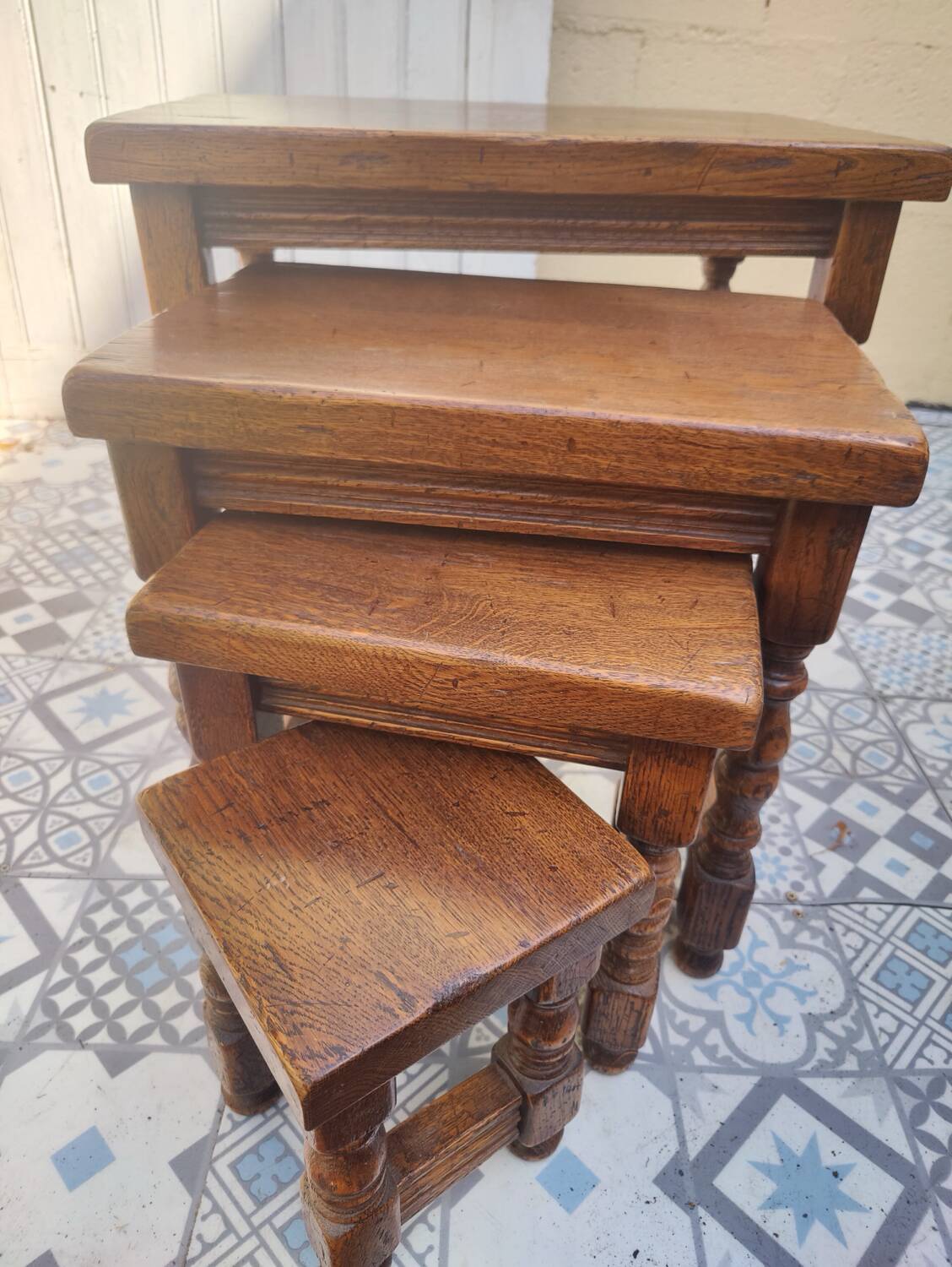 Charmantes tables gigognes en bois massif