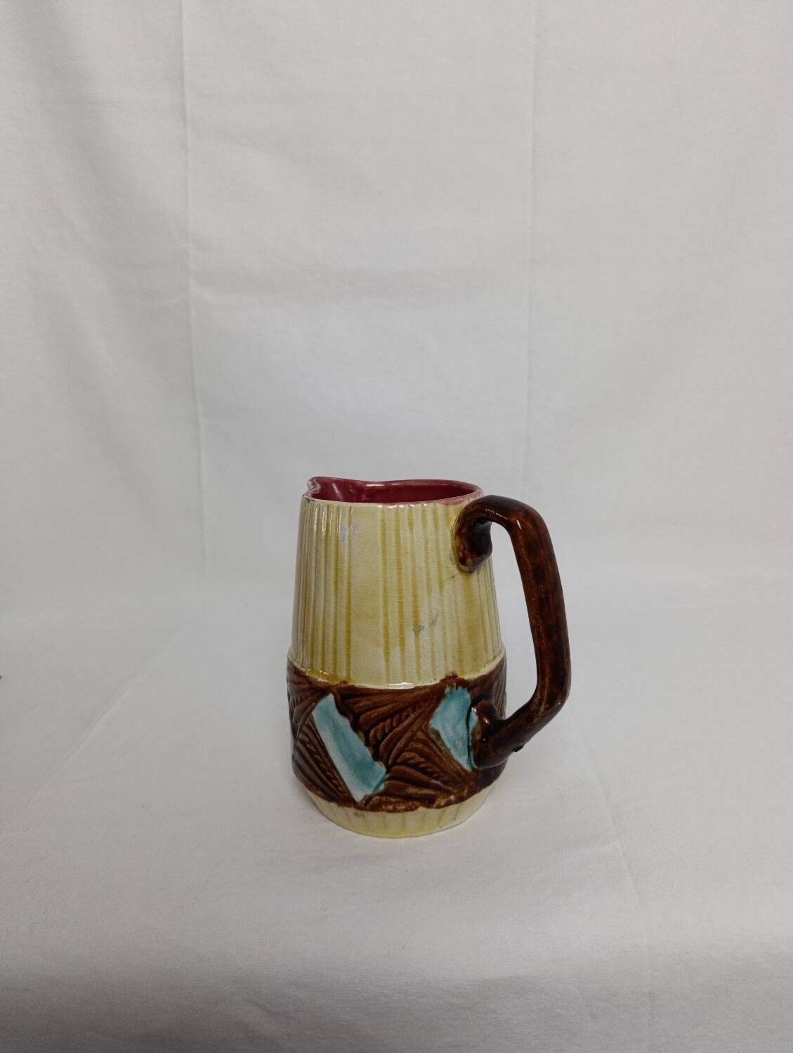 Pichet / jug in barbotine signed Orchies