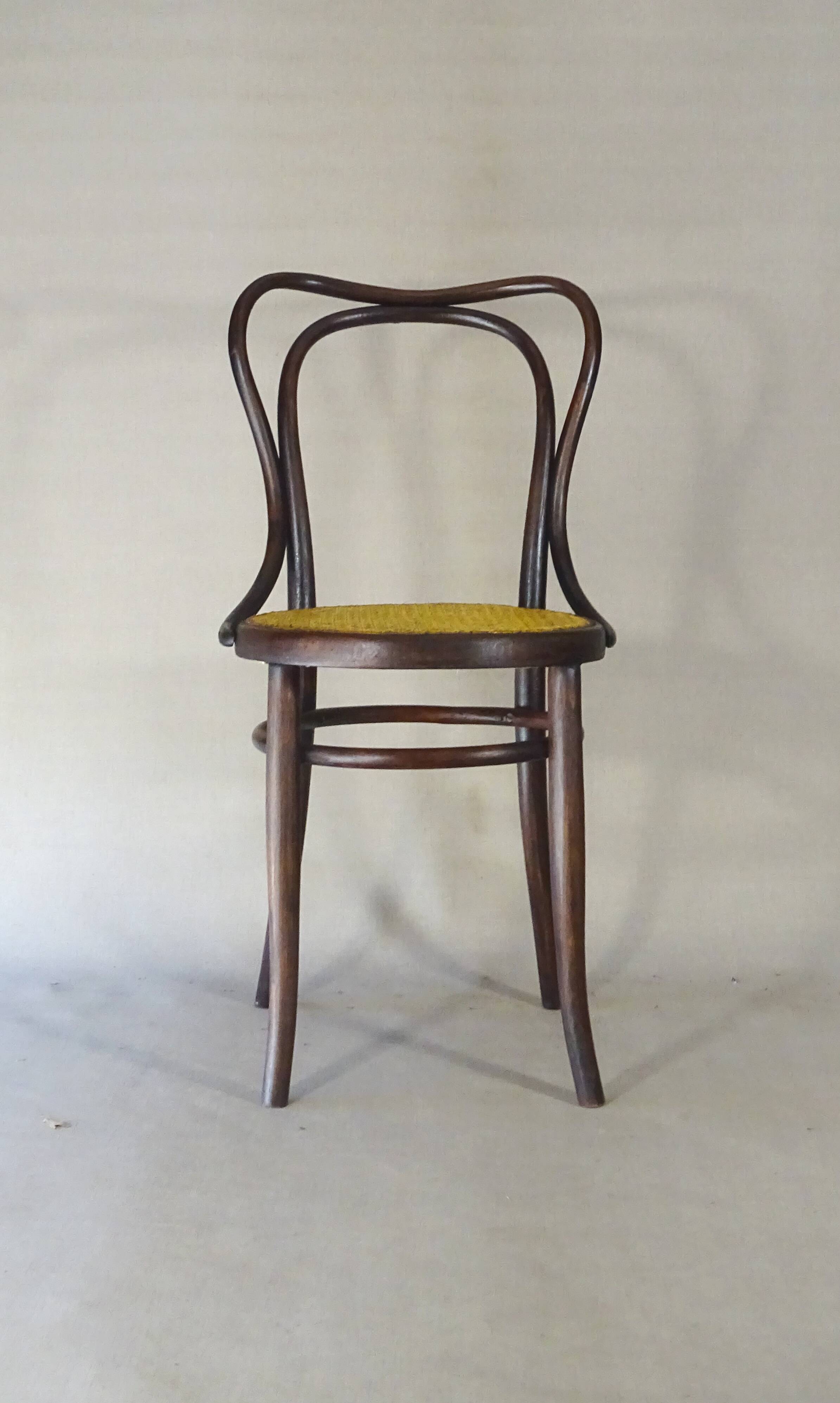 Deux chaises KOHN N°55 de Ca. 1900 cannées, teinte acajou américain.