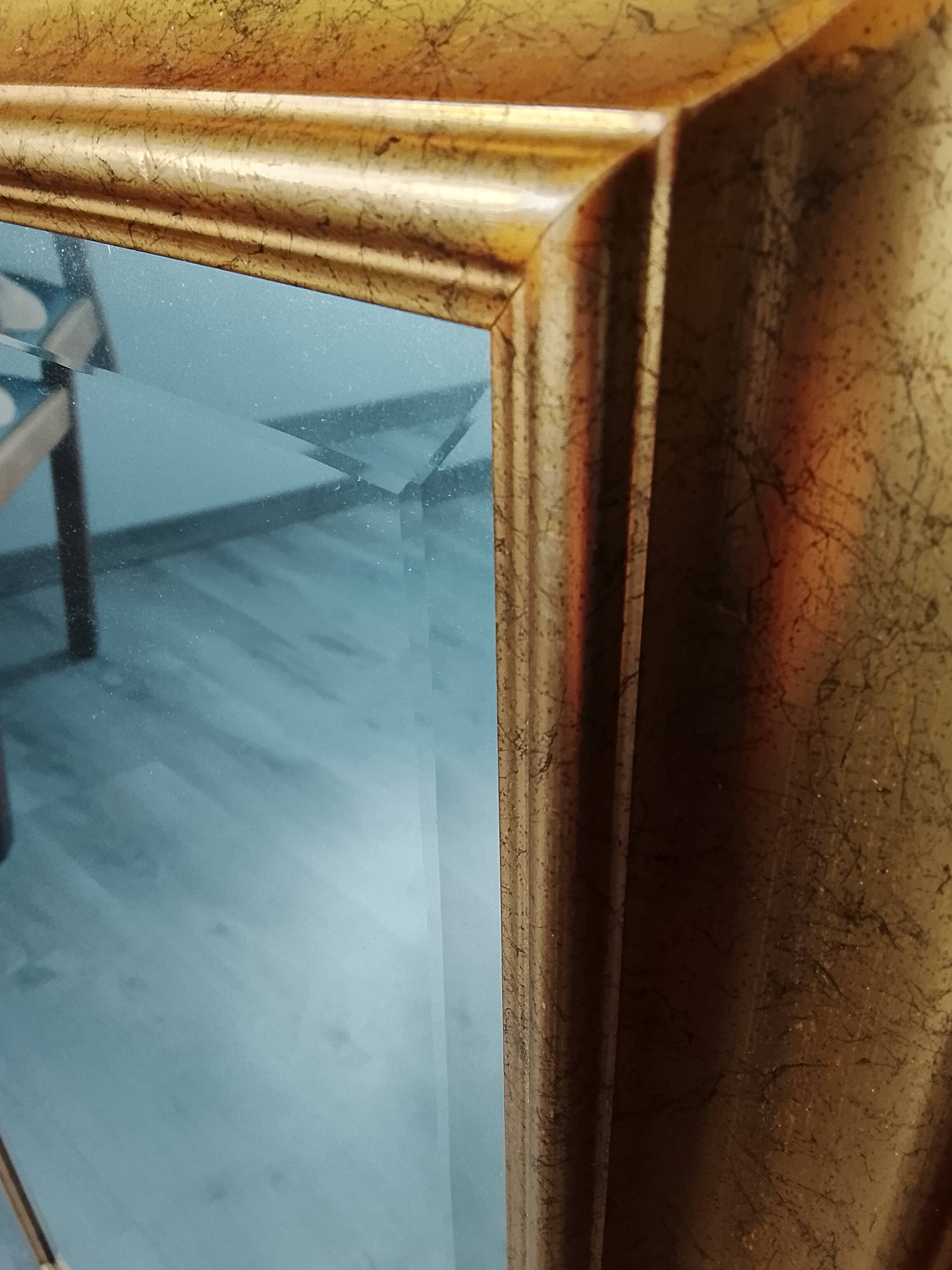 Miroir dans un élégant cadre doré. 84 x 57