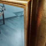 Miroir dans un élégant cadre doré. 84 x 57
