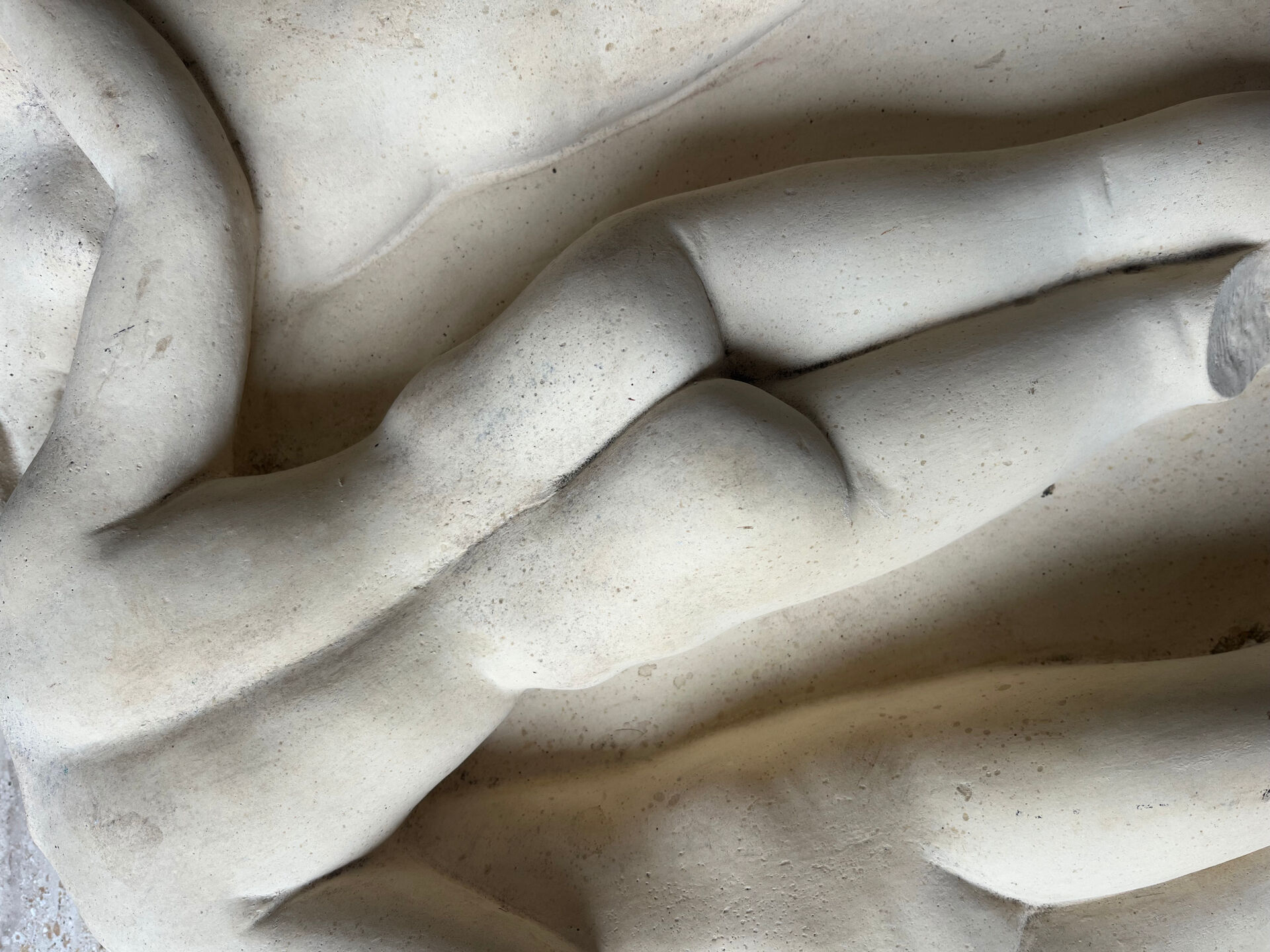 Bas-relief en plâtre patiné