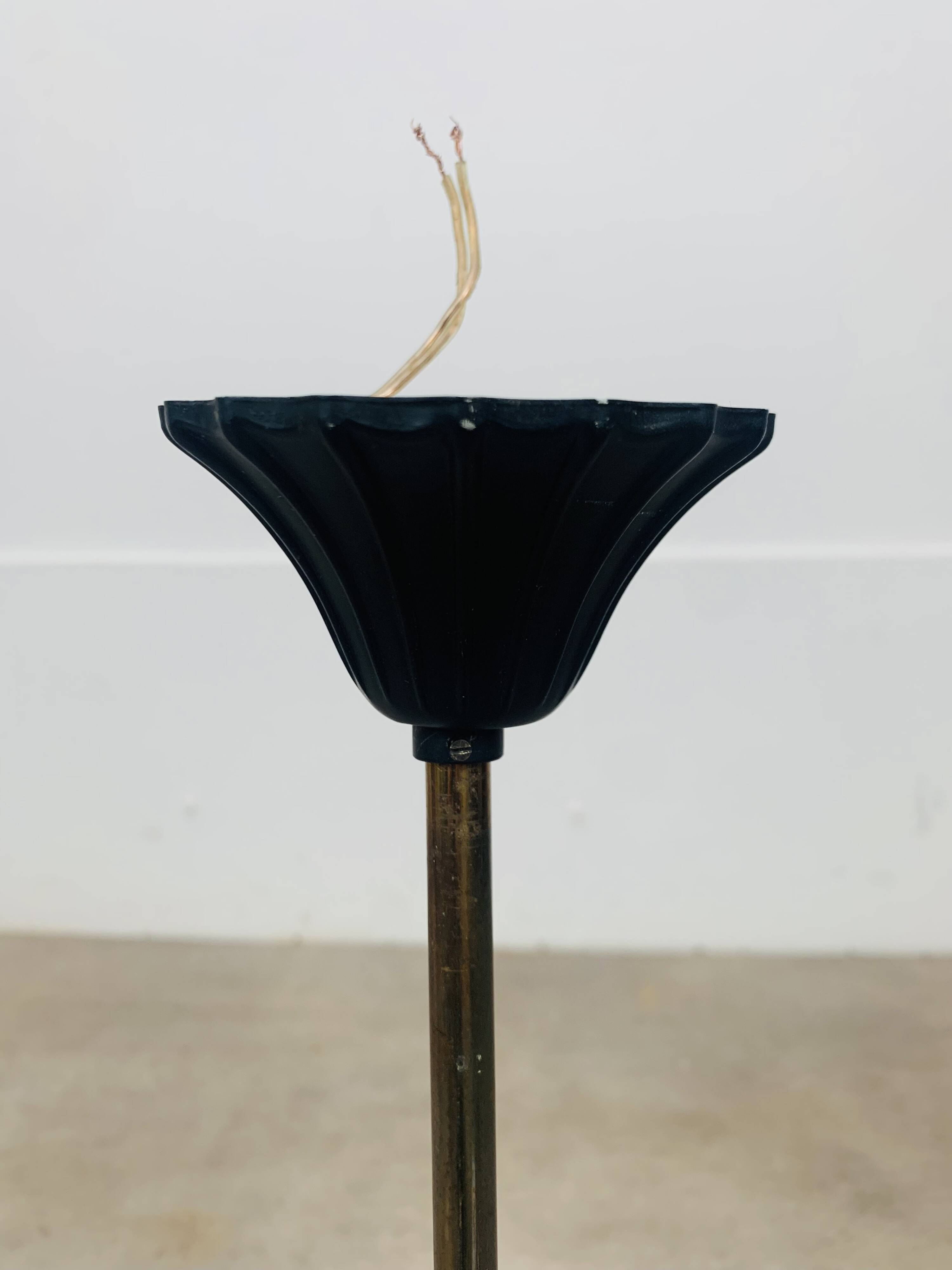 Suspension/lustre années 50, opaline, laiton et métal, 3 feux