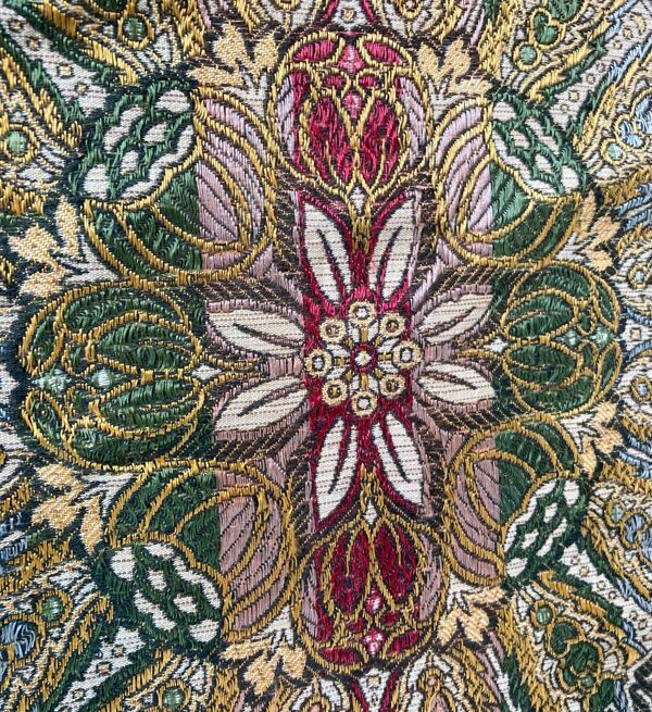 Nappe en soie d’Alger époque début XXe motifs floraux rehaussés de fils dorés, fait main