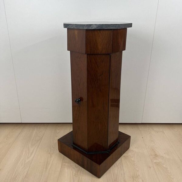 Cabinet de tambour Biedermeier en placage de noyer et marbre, France, années 1830