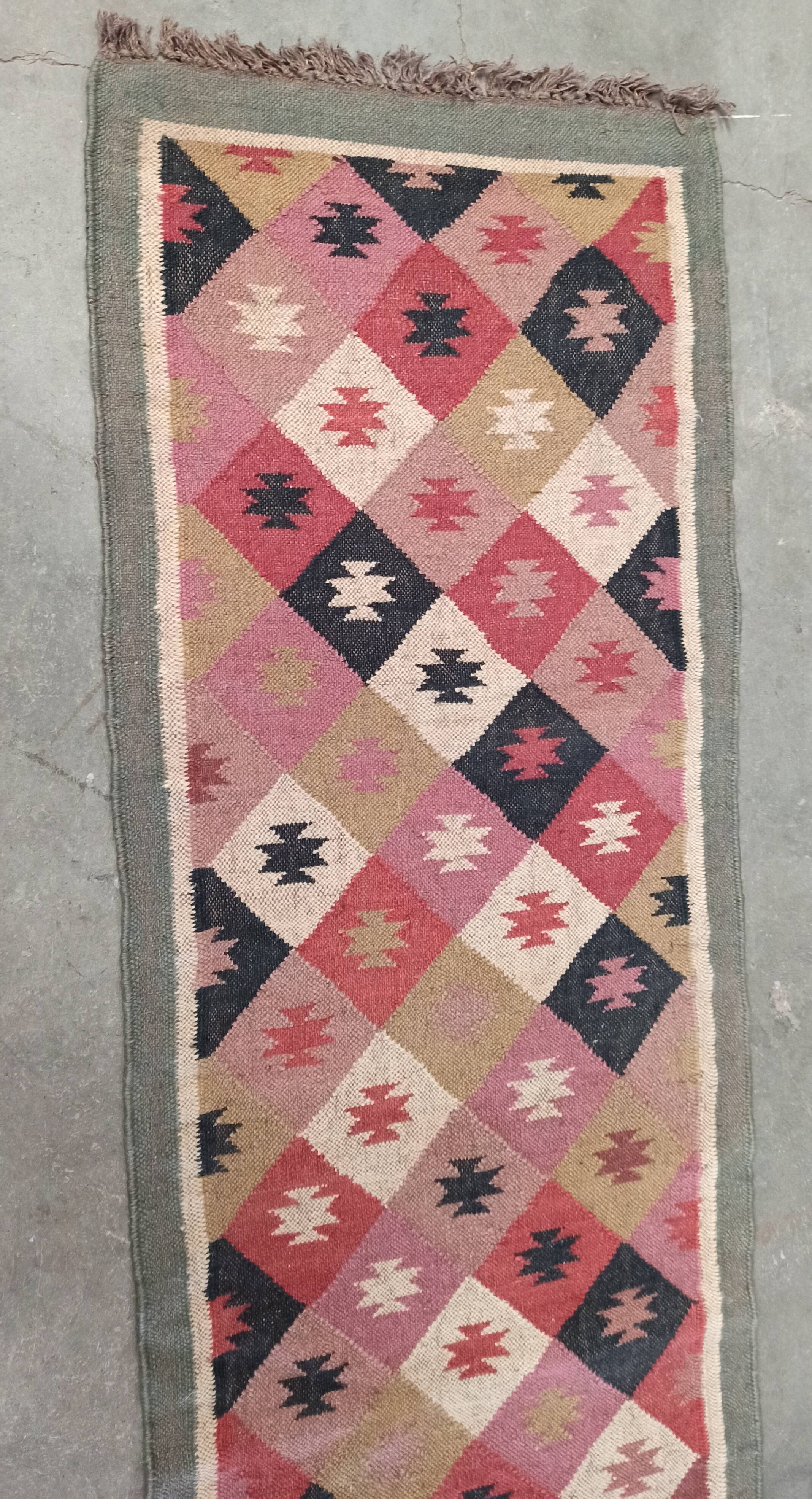 Tapis kilim en toile de jute et coton. 80cm x 310cm