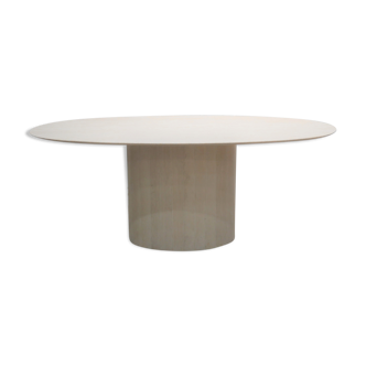 Table à manger vintage en travertin par les éditions Roche Bobois