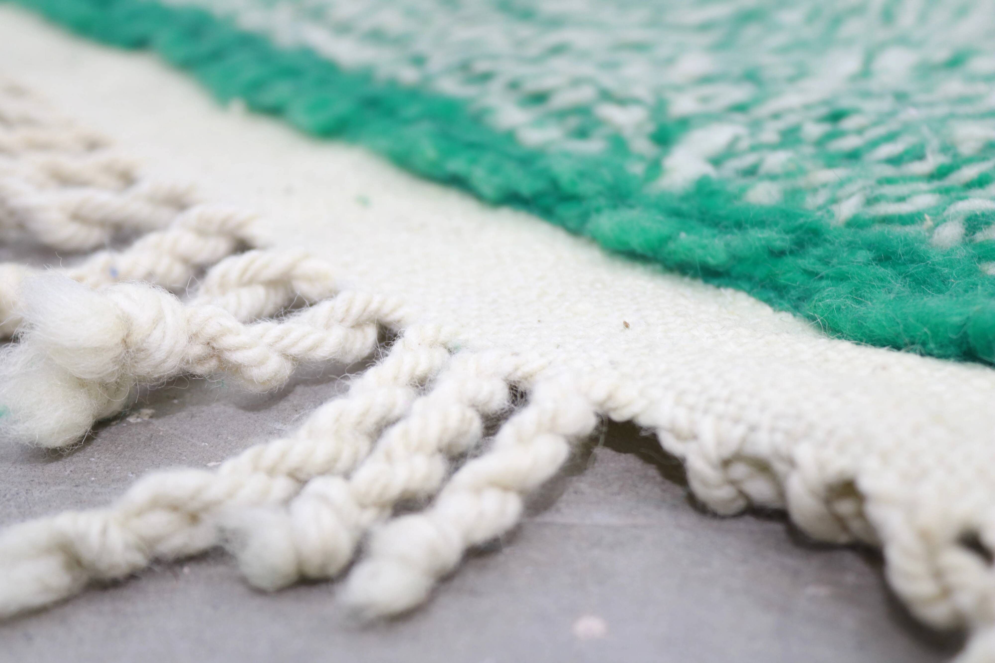 Large Azilal rug 305 x 210 cm – Moroccan wool rug in emerald green with graphic Berber patterns, GD-983