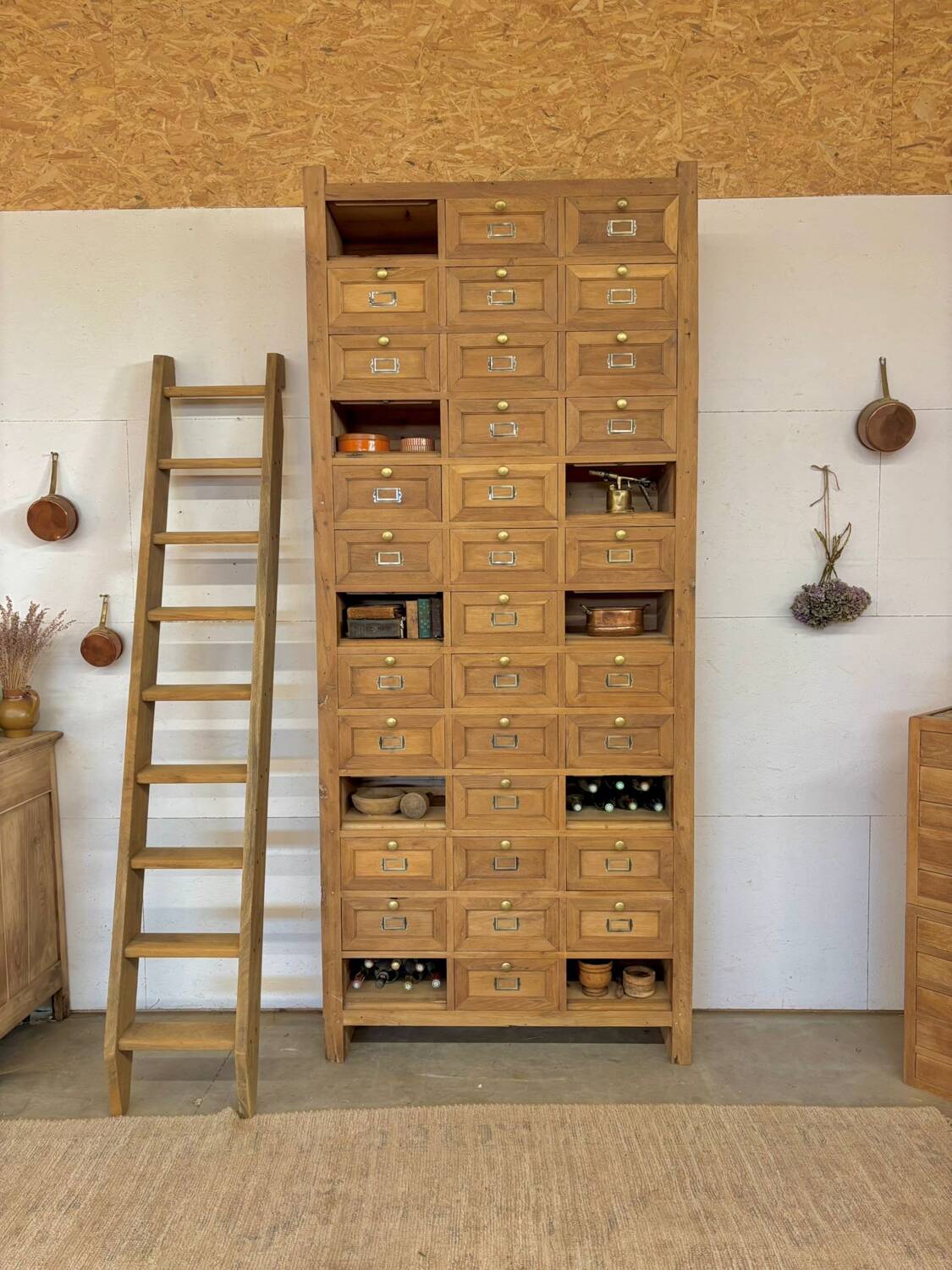 Notary cabinet with drawers