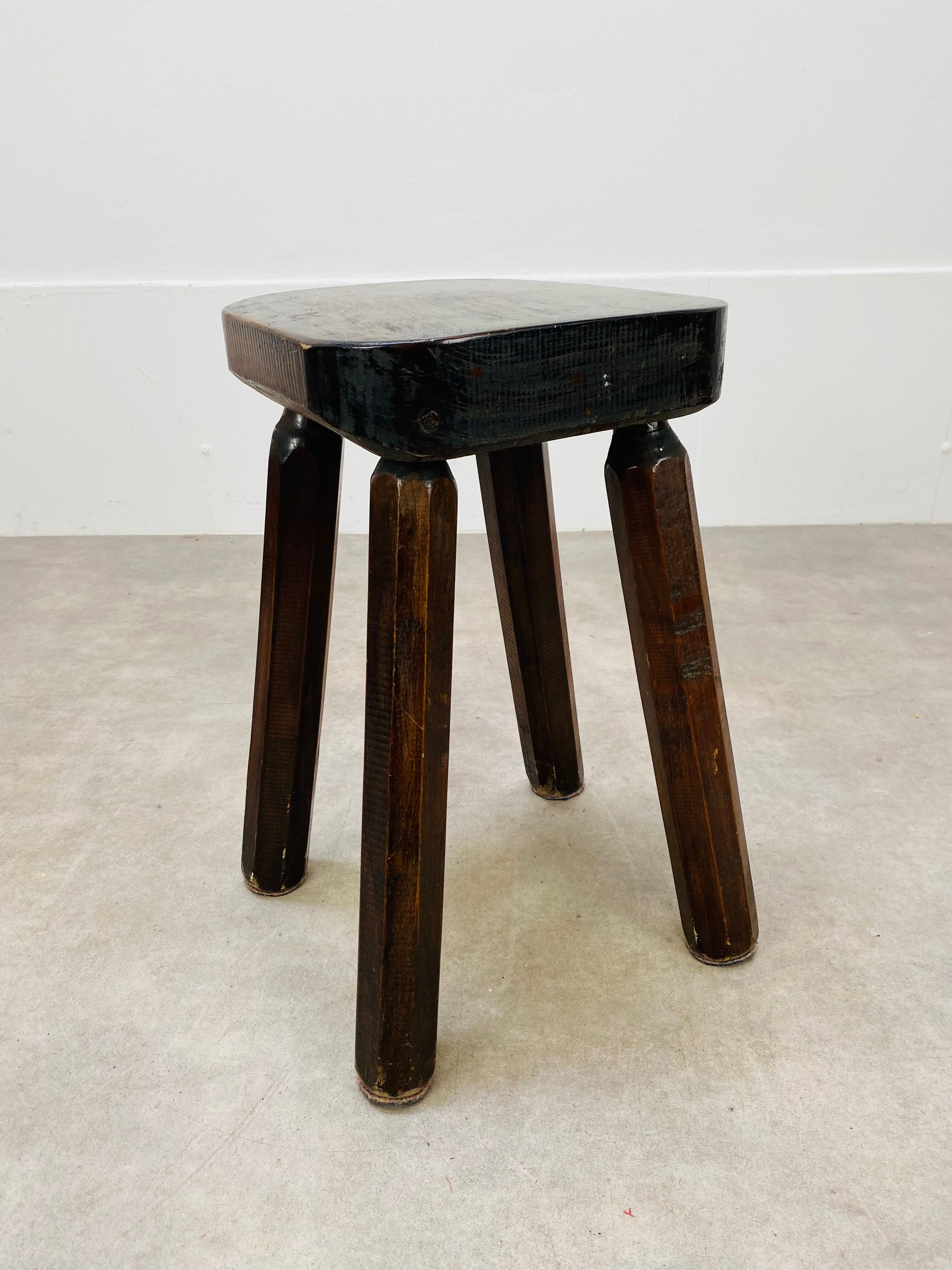 Tabouret brutaliste en bois massif style chalet