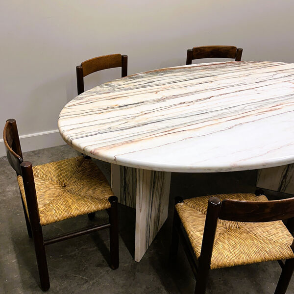 Grande table de salle à manger ovale en marbre Arabescato Rosso italien – années 1970, sculpture sur pierre