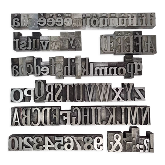 Alphabet complet et nombres anciens caractères d'imprimerie en métal, lettres imprimeur 01