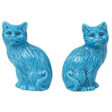 Paire de statues de chats émaillés bleus en céramique chinoise