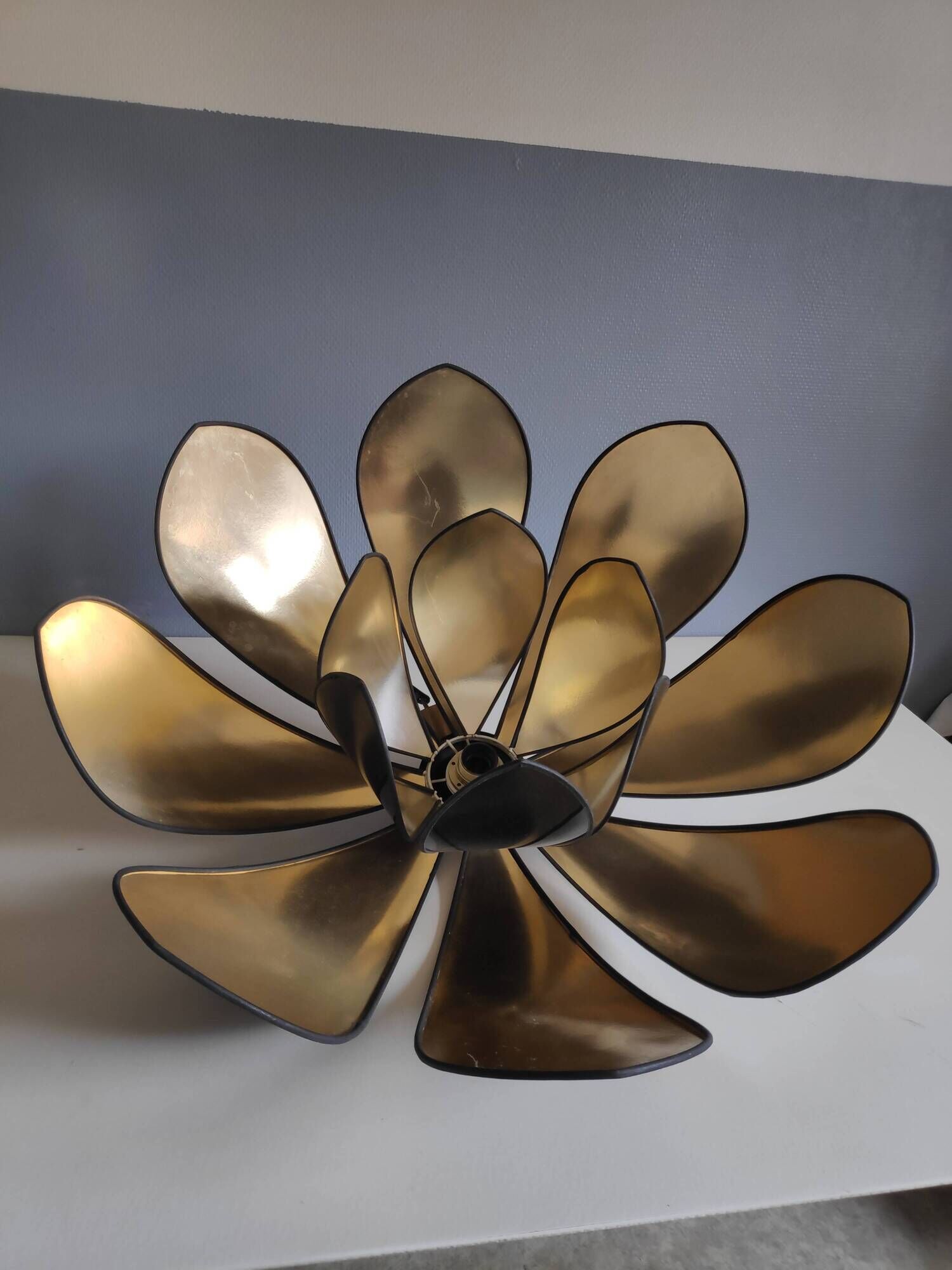 Suspension XXL fleur de lotus de Robert Schuytener noir et or