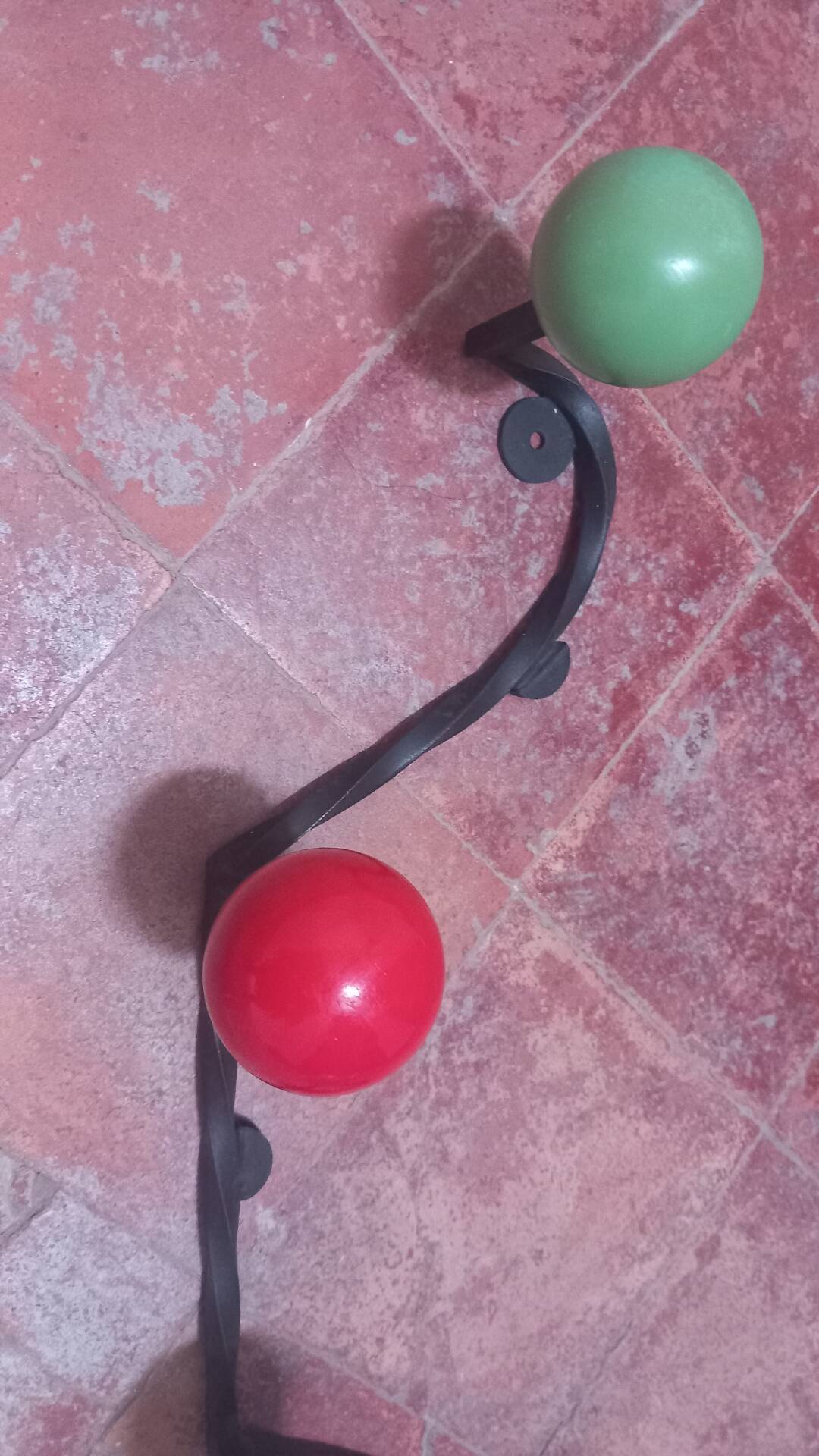 Vintage wall coat rack "Atomic" in wrought iron with multicoloured balls.