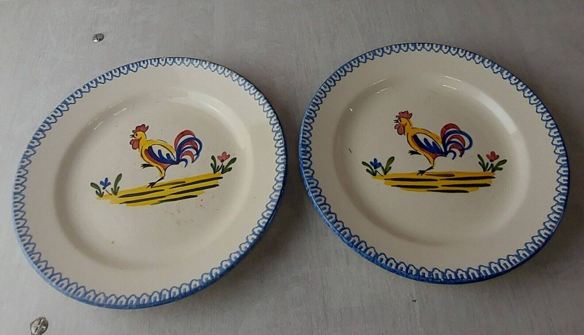 Paire d'assiettes décor coq, Cocorico, en céramique de Saint Clément