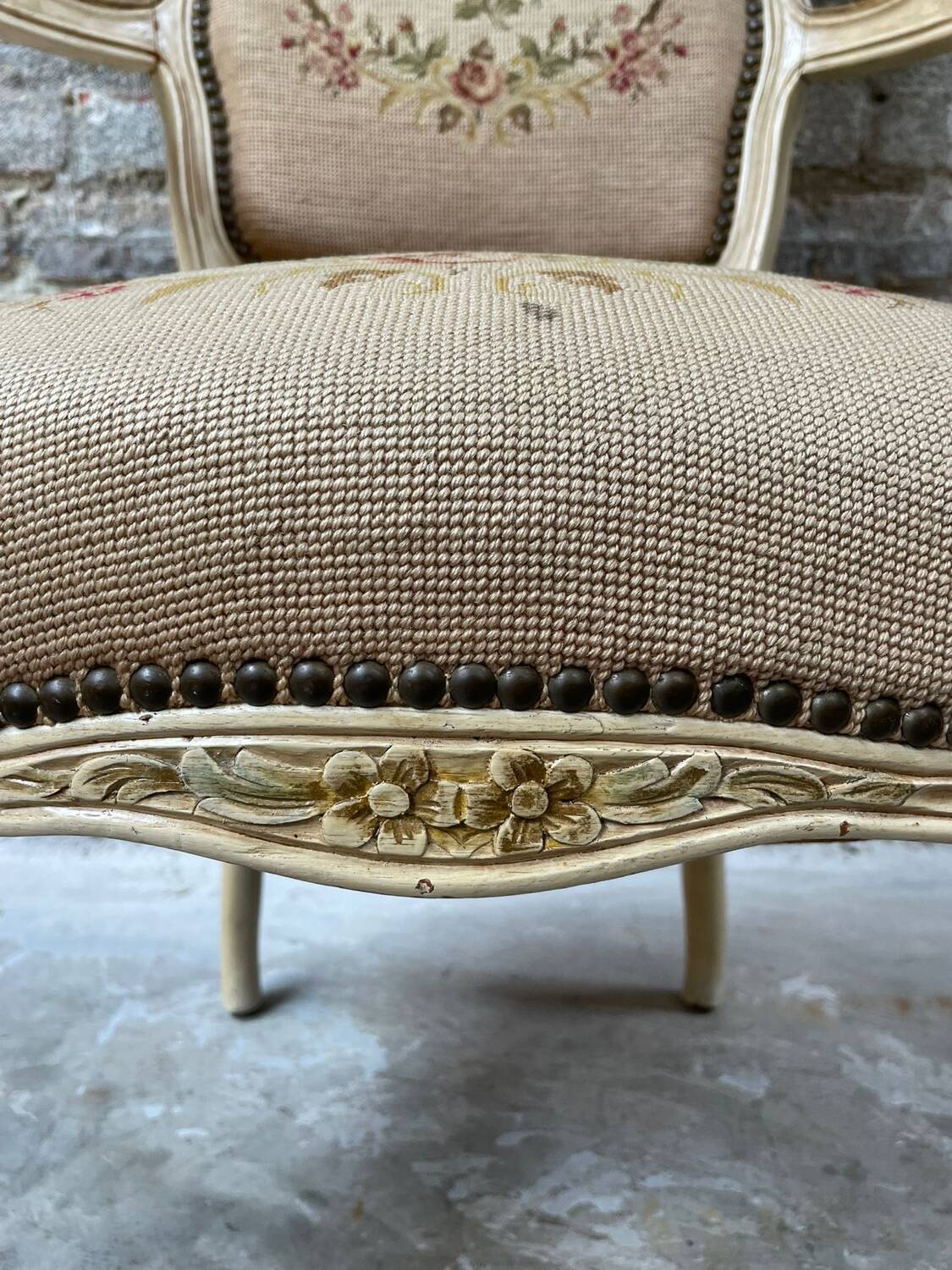 Fauteuil français avec tapisserie florale