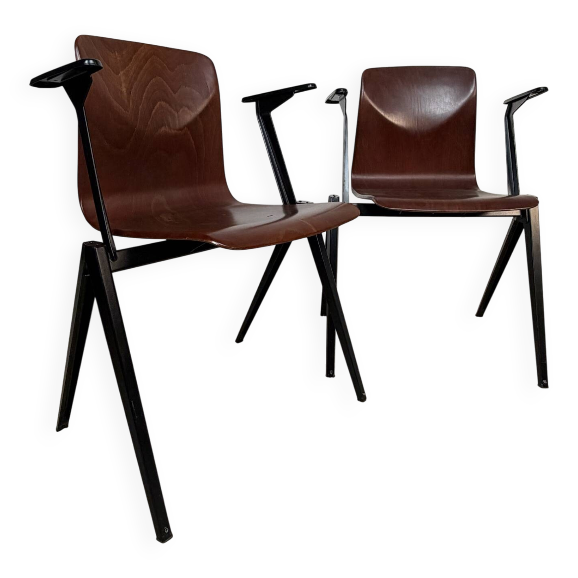 Paire de chaises éditées par Cartel de Belleville.