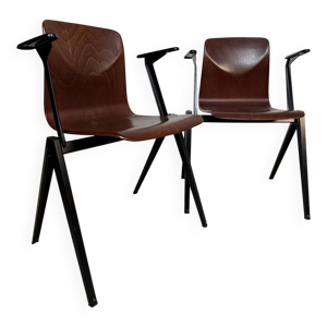 Paire de chaises éditées