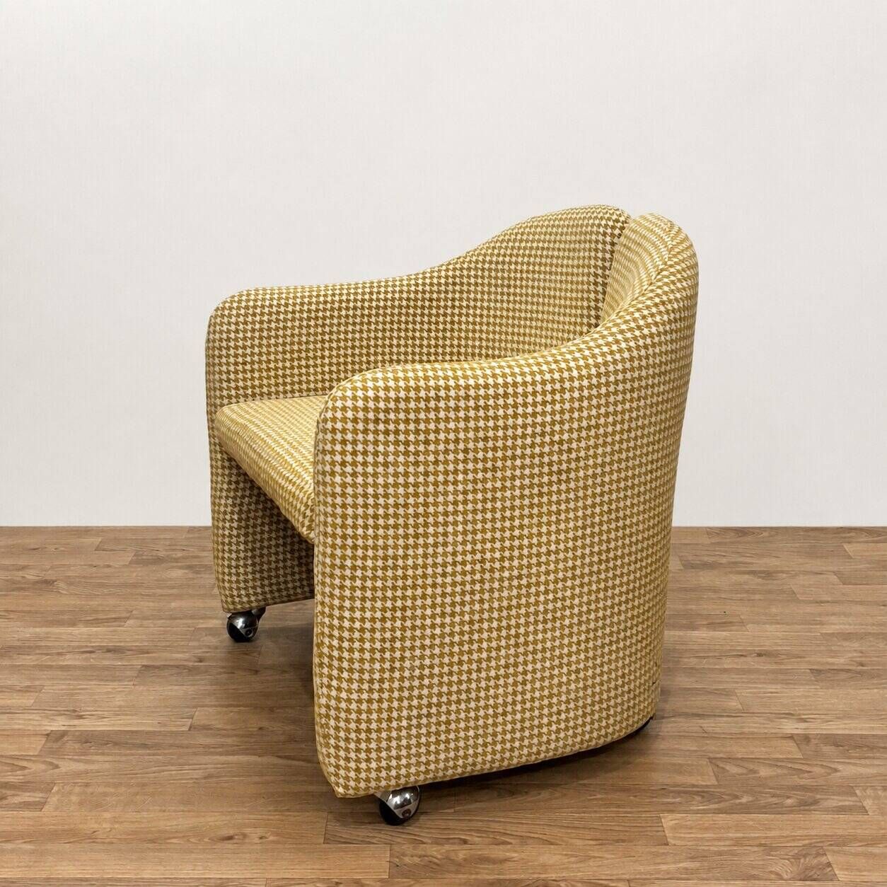 Eugenio Gerli armchair for Tecno reupholstered in houndstooth, 1970s.