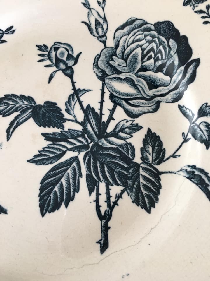 2 old flat plates decorated with dark blue roses in earthenware. Two different settings