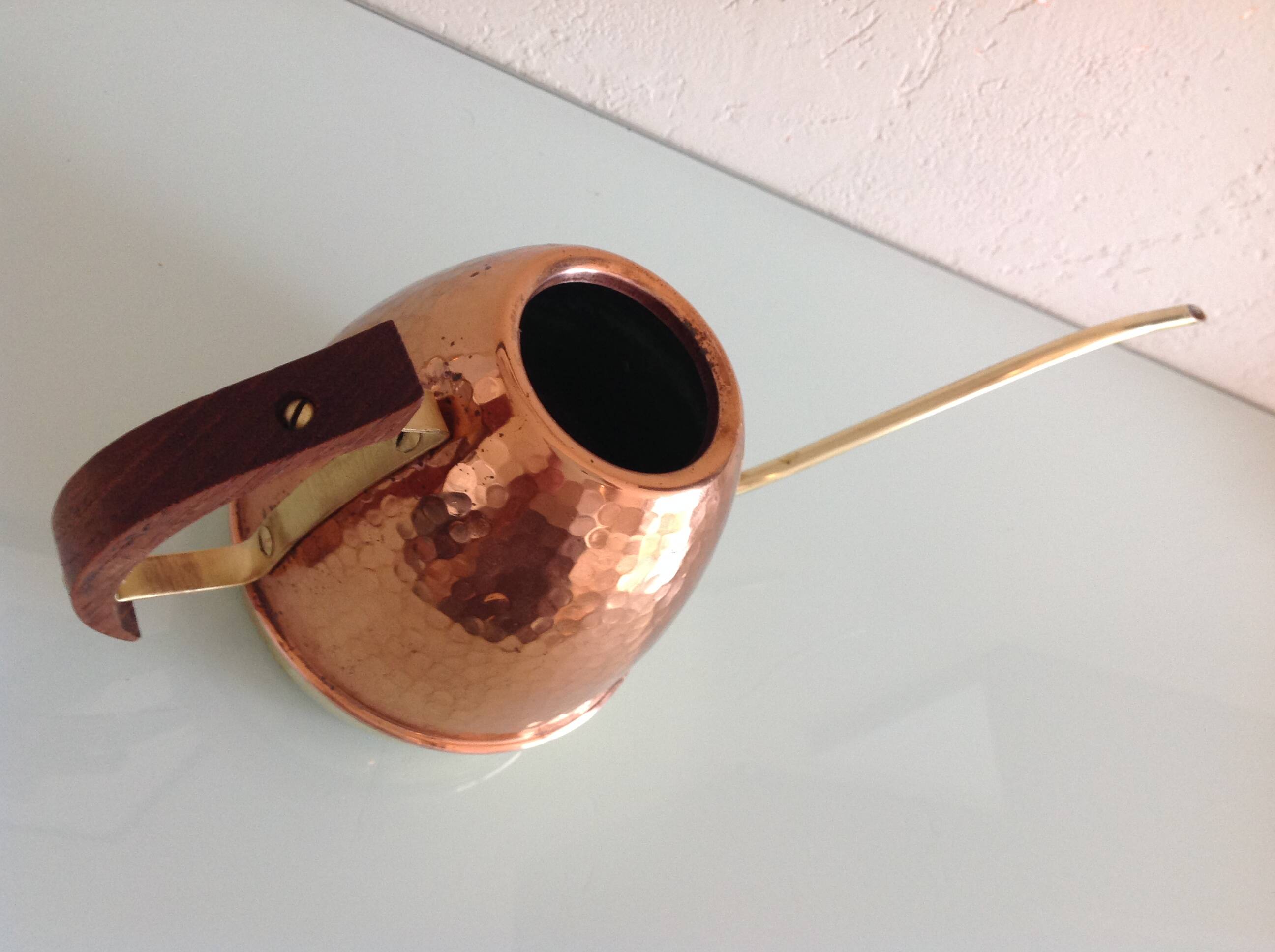 Watering can in hammered red copper and wooden handle/vintage 60s-70s