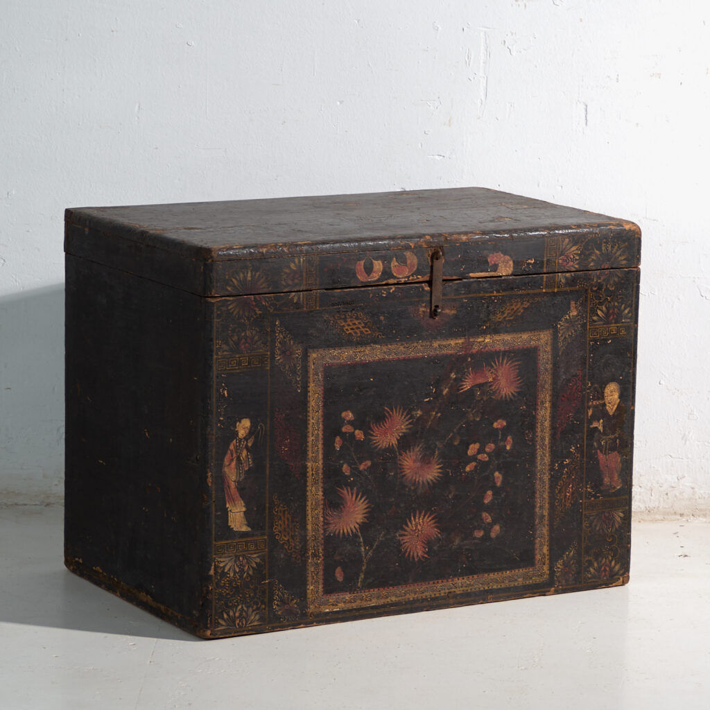 Antique chest painted in pine wood – China, around 1900