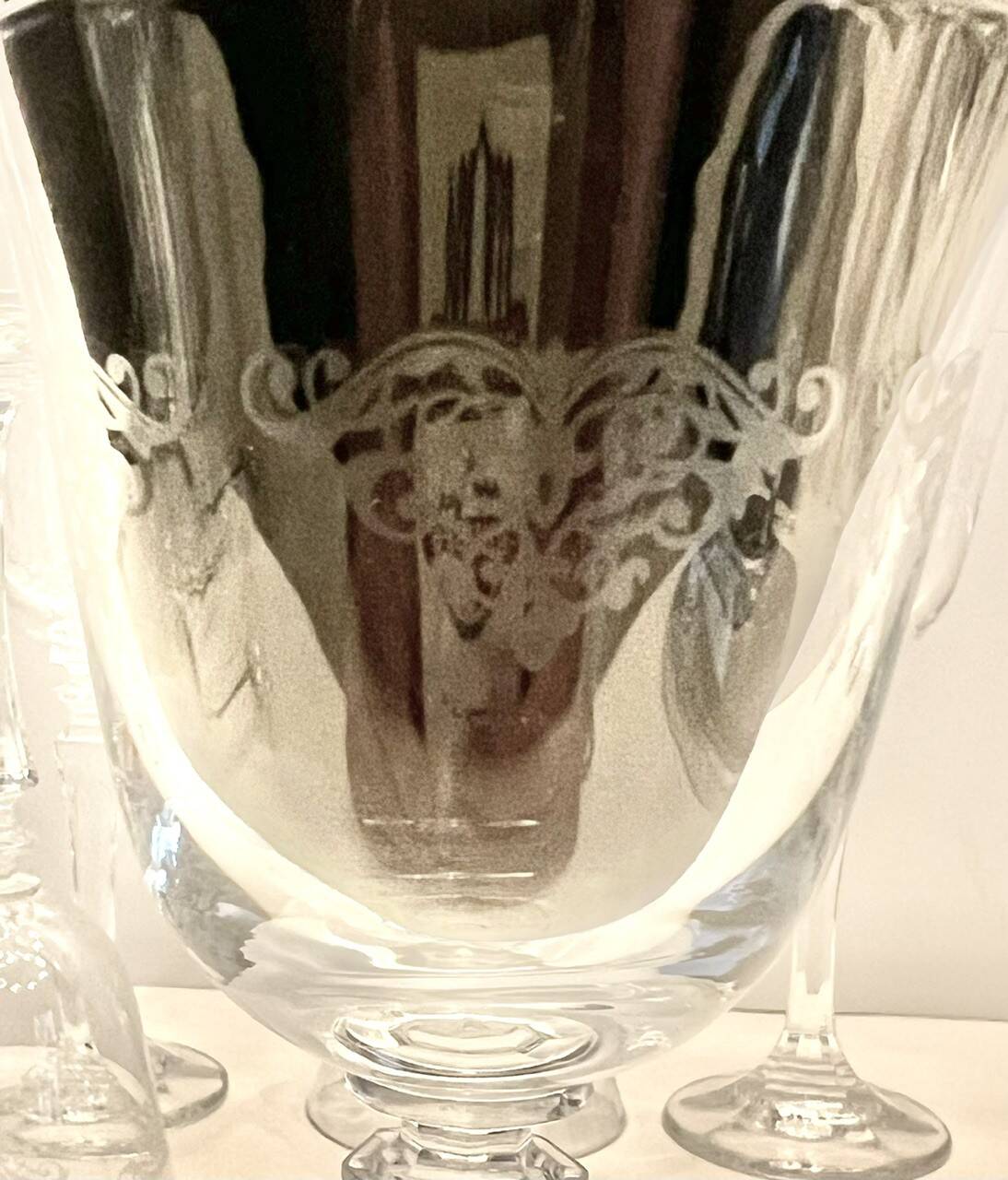 Lot de 11 anciens verres à eau en cristal gravé – Jambe facettée –