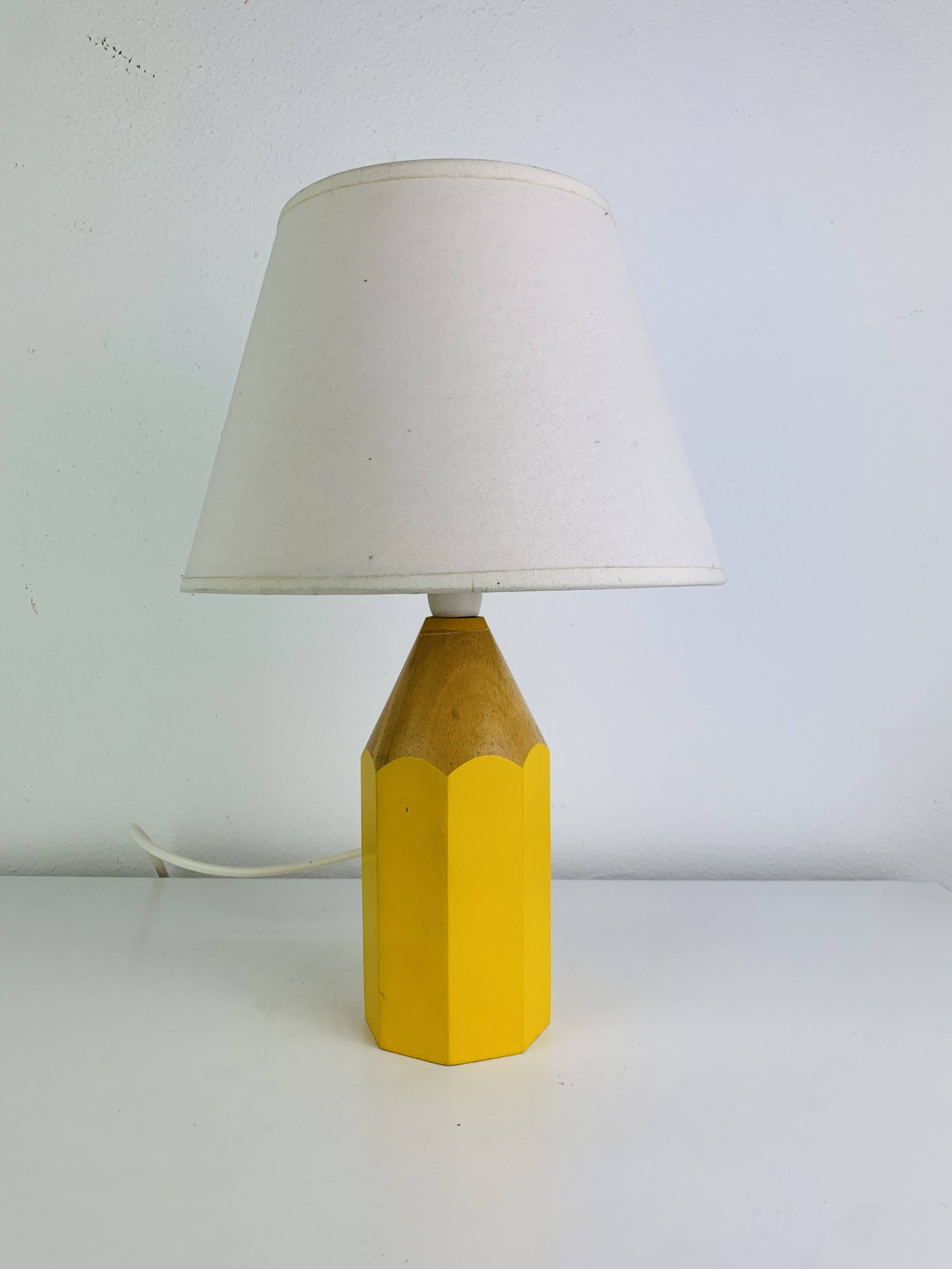 Lampe crayon en bois jaune vintage, style Pierre Sala, pour enfants