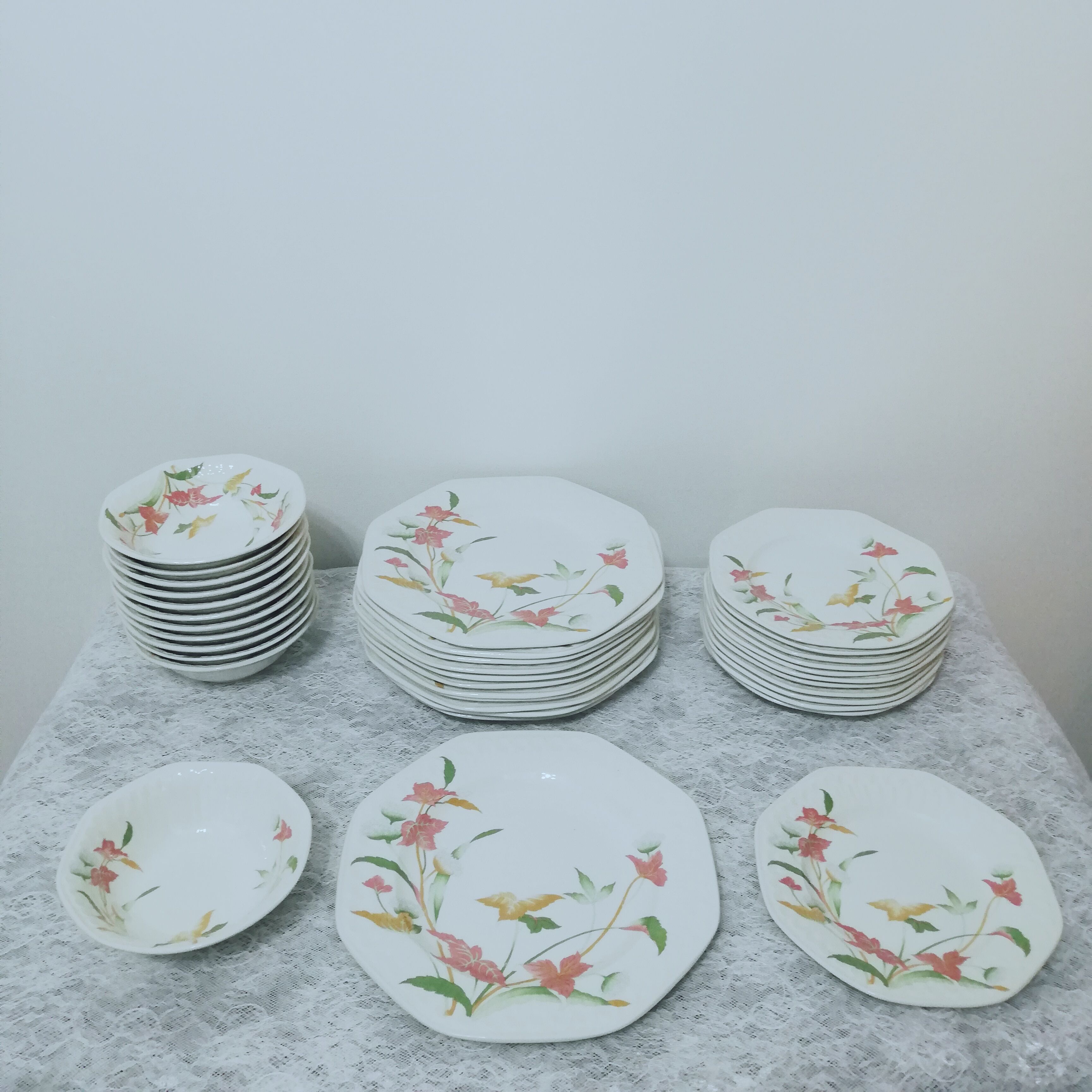 Service 36 pieces in Spanish porcelain Pontesa