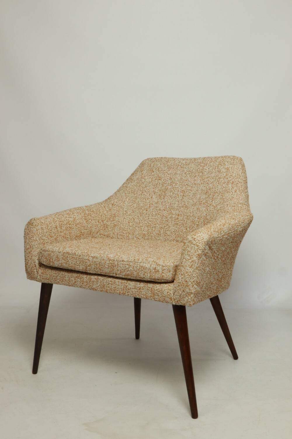 Modern fauteuil en bois orange polka dot bouclé tissus 1960 cocktail fauteuil de salon