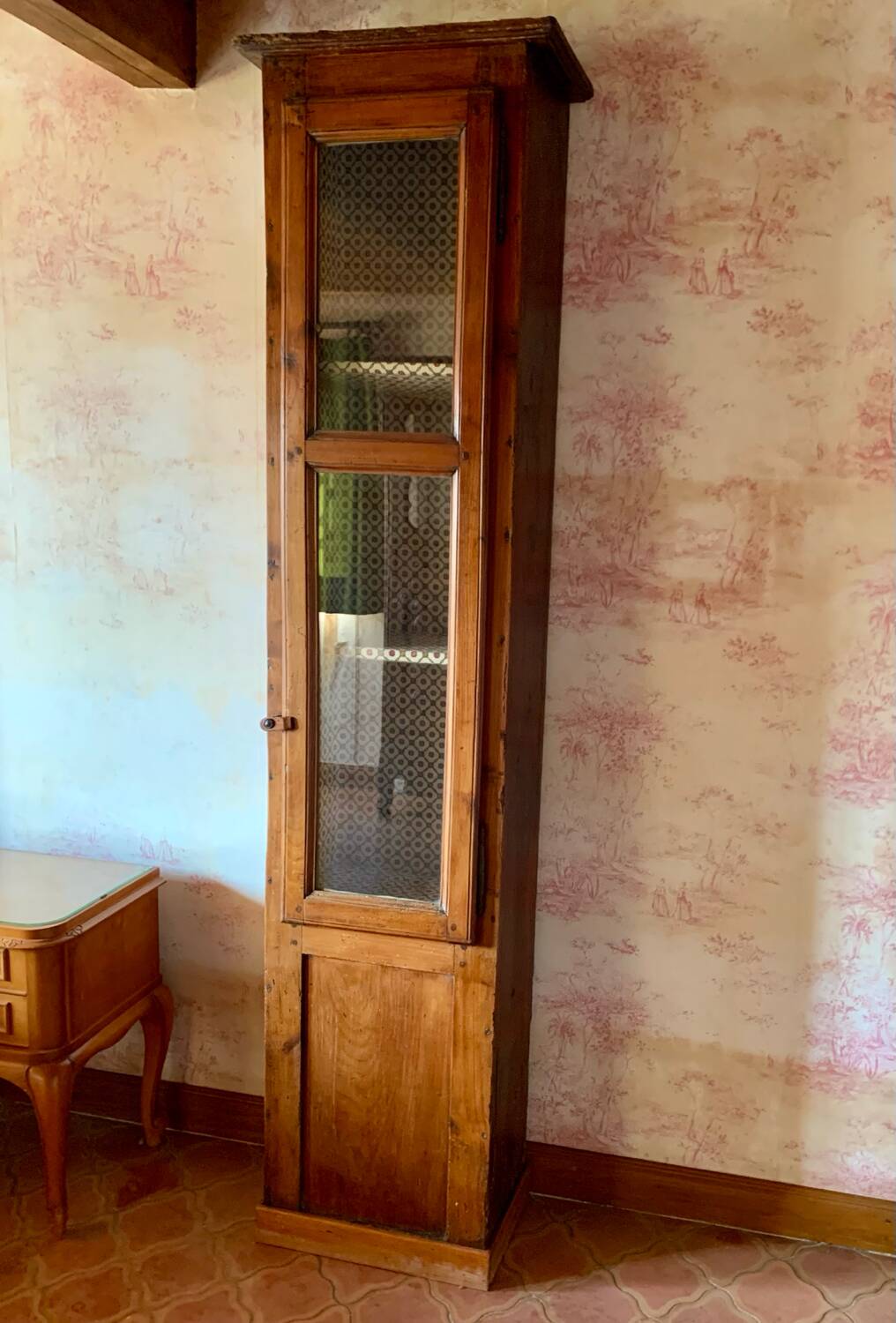 Antique solid wood display cabinet – narrow cabinet