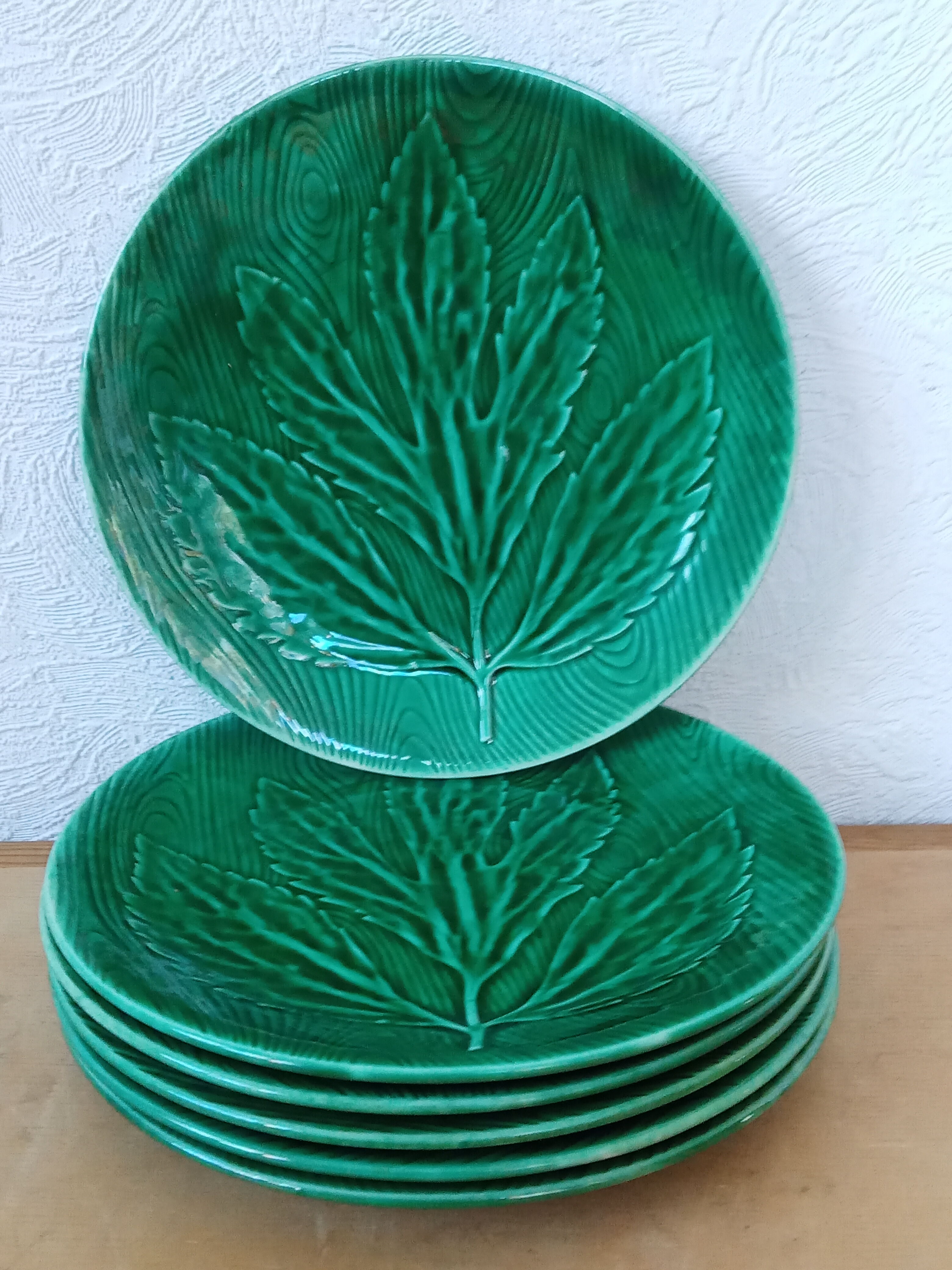 Six assiettes en barbotine de Gien
