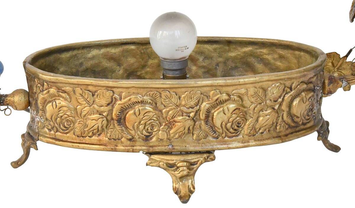 Cesare Toso table lamp in the shape of a basket filled with bunches of grapes.