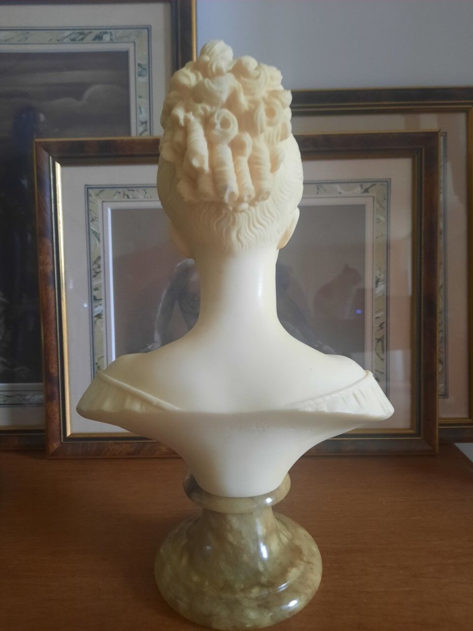 Bust woman on pedestal