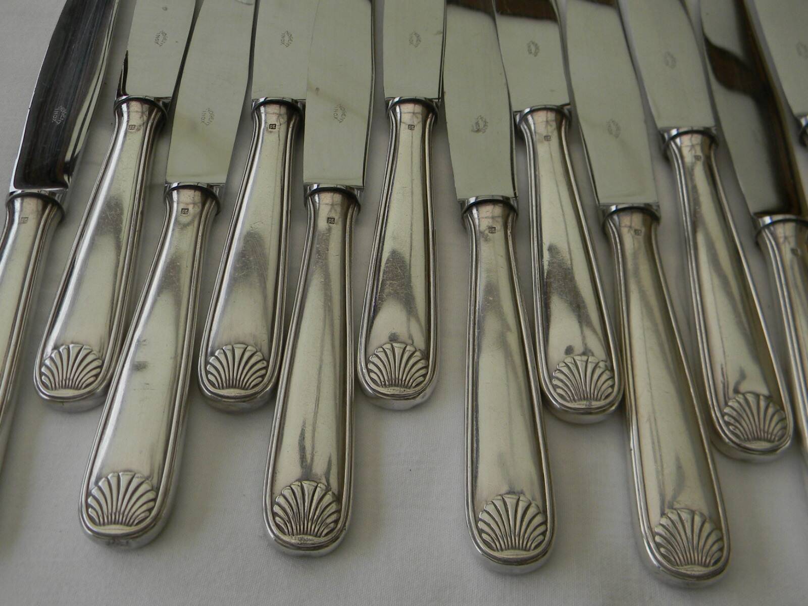 12 knives with silver-plated handles.