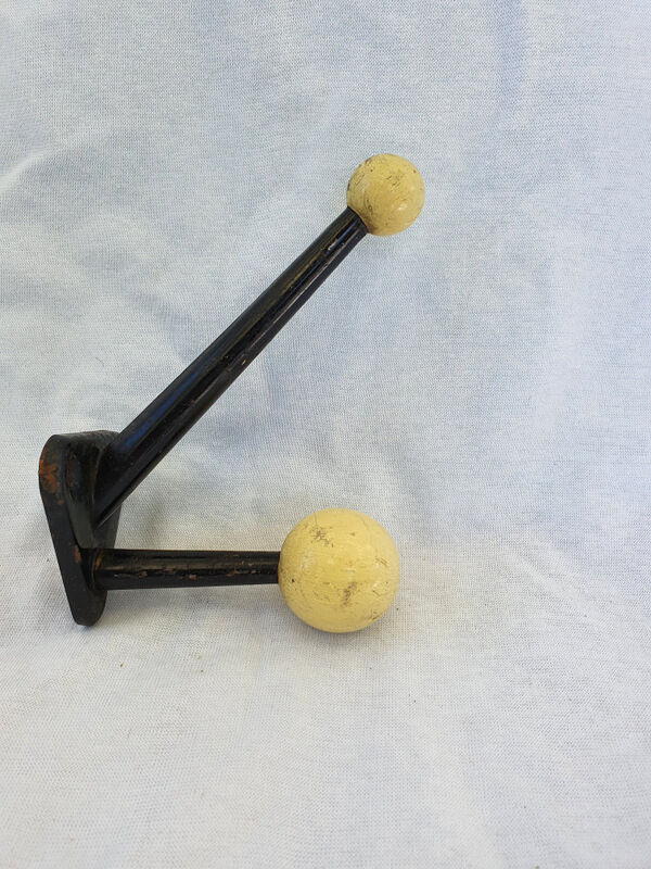 Vintage patère has 2 wooden balls