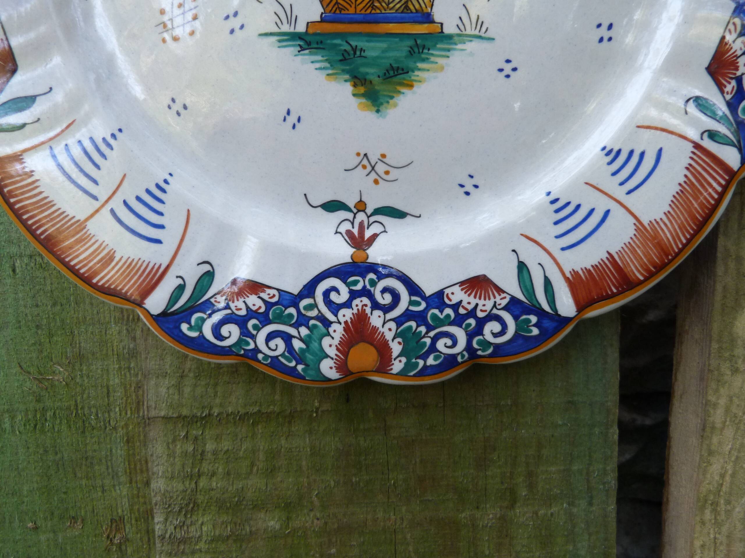 Old Gien earthenware scalloped plate with blue/yellow flower basket motifs