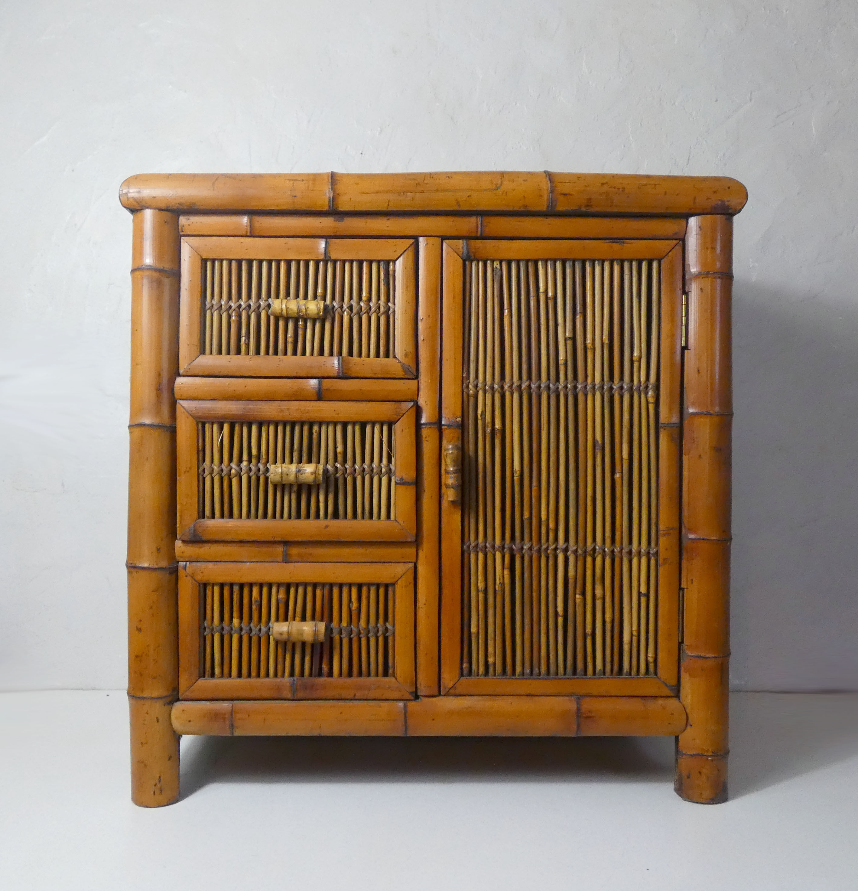 Meuble d'appoint chiffonnier en rotin bambou ethnique vintage
