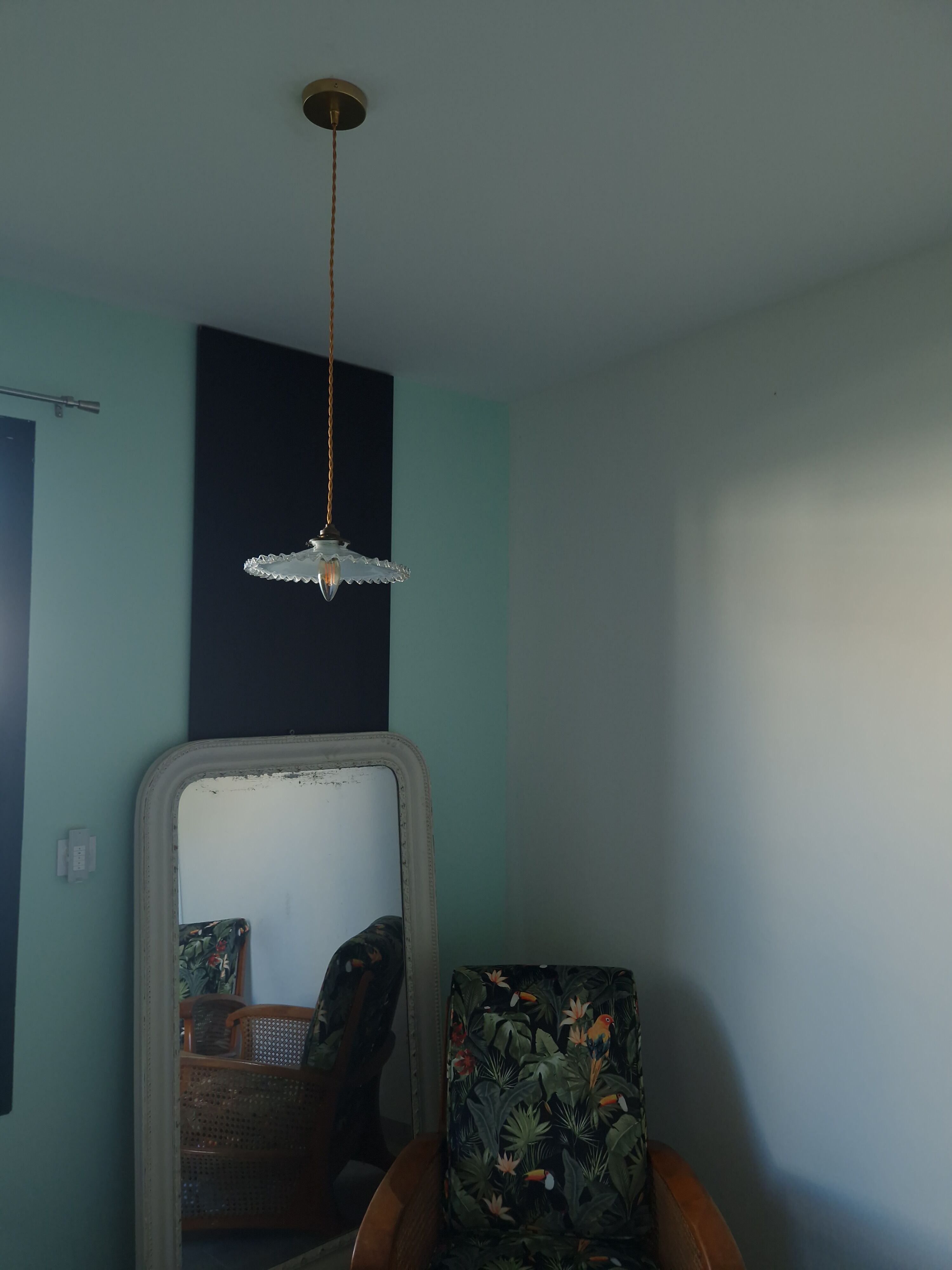 Suspension vintage en opaline dentelée