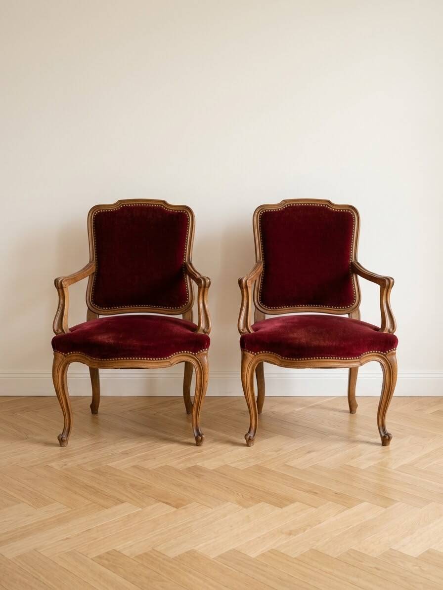 2 fauteuils style Louis XV de style classique en bois et velours bordeaux