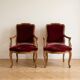 2 fauteuils style Louis XV de style classique en bois et velours bordeaux