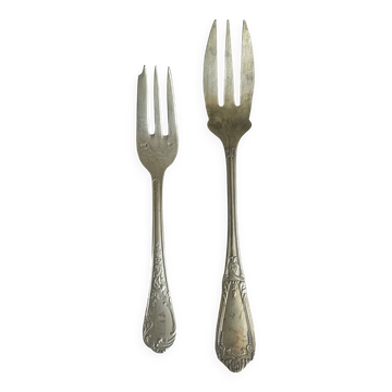 Paire de fourchettes en métal, design orné
