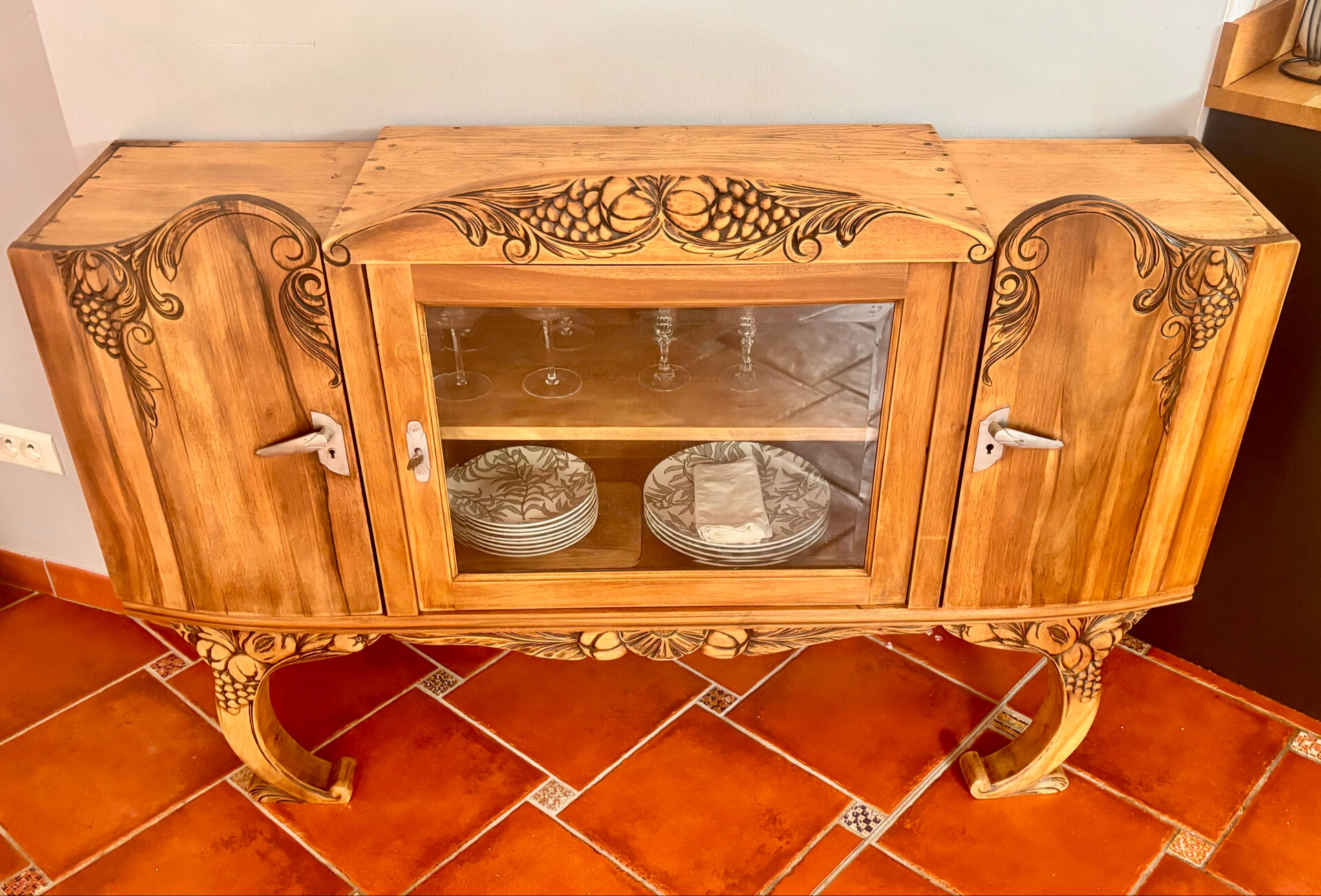 Buffet Art Nouveau restauré avec vitrine