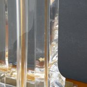 Lampe de table en laiton plaqué or Les Arcades Lucite