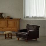 Pair of modern Danish lounge chairs in dark brown leather and rosewood, 1960s.