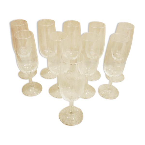 10 anciennes flutes à champagne en verre transparent